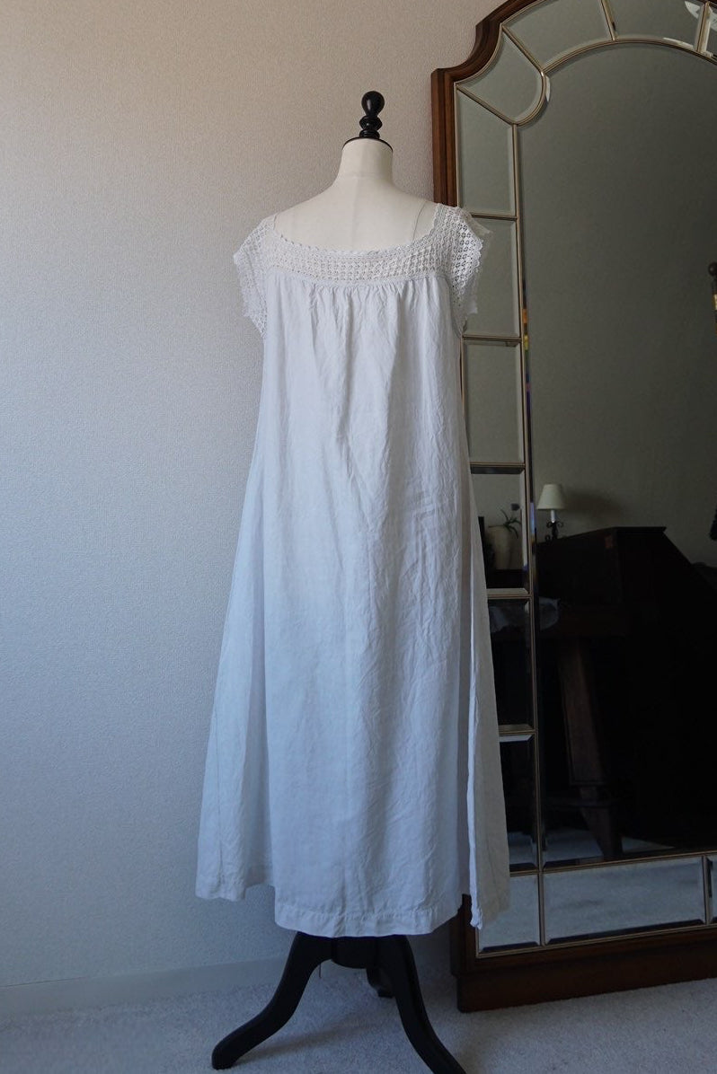 1920's Linnen Crochet Lace Nighty