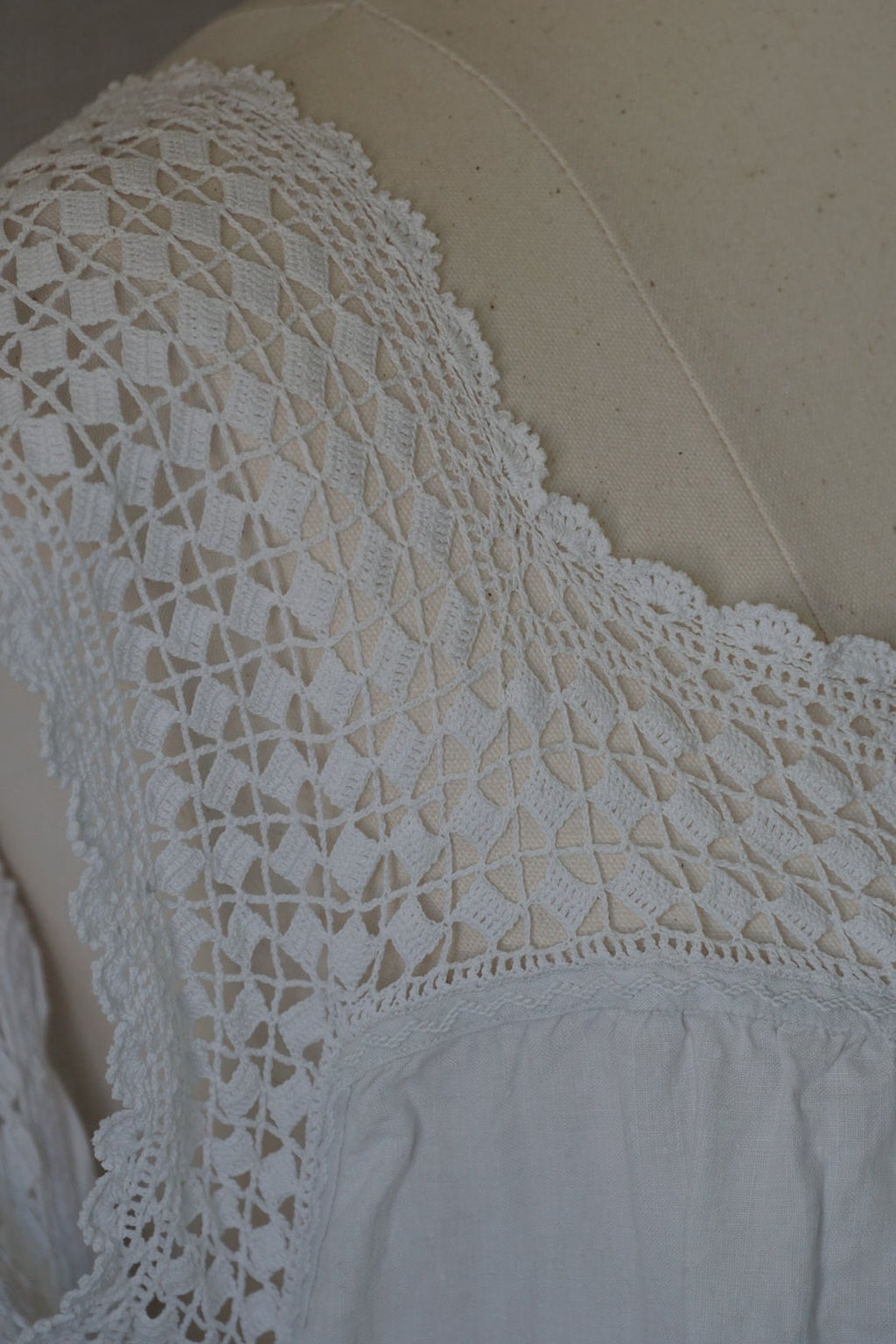 1920's Linnen Crochet Lace Nighty