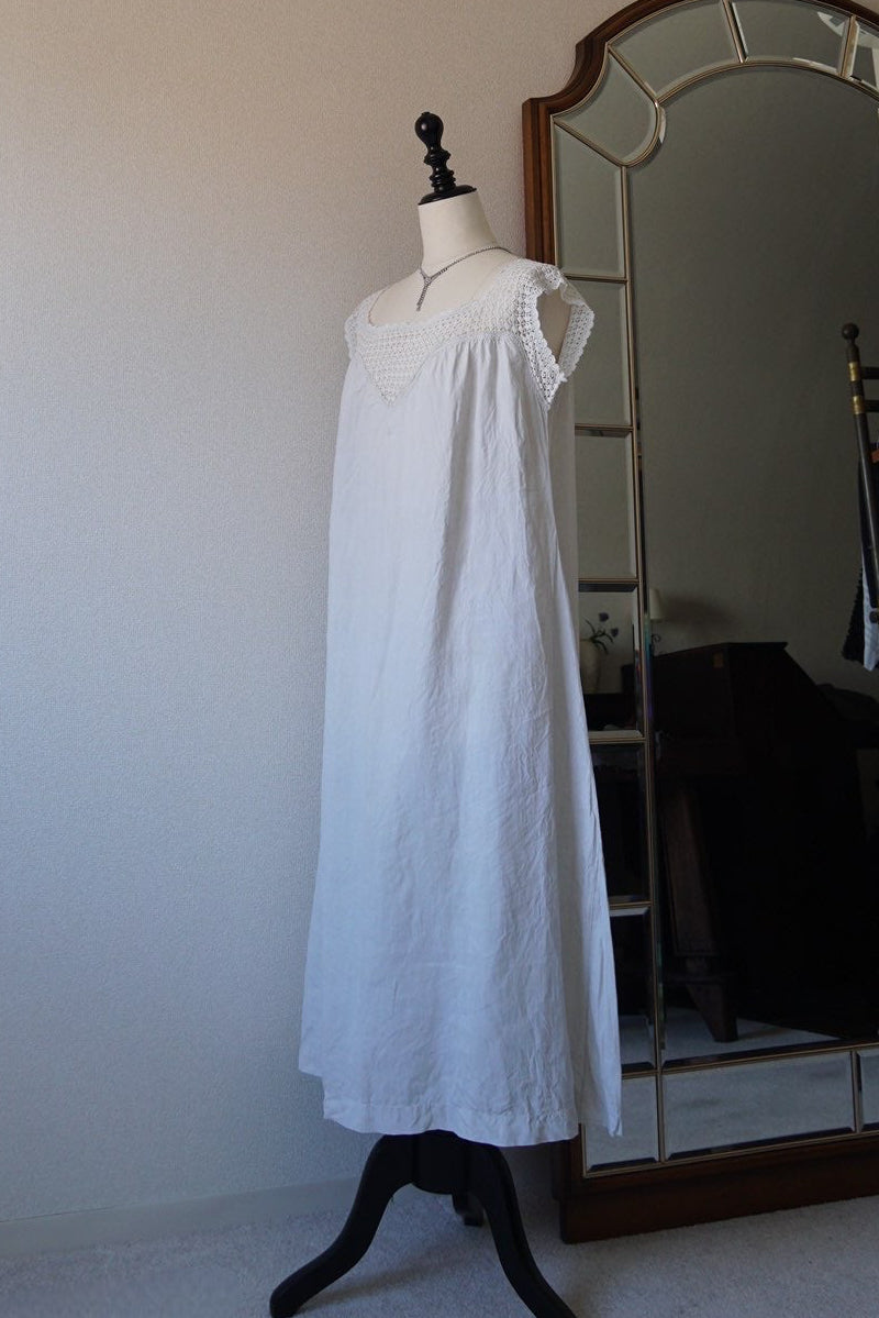 1920's Linnen Crochet Lace Nighty