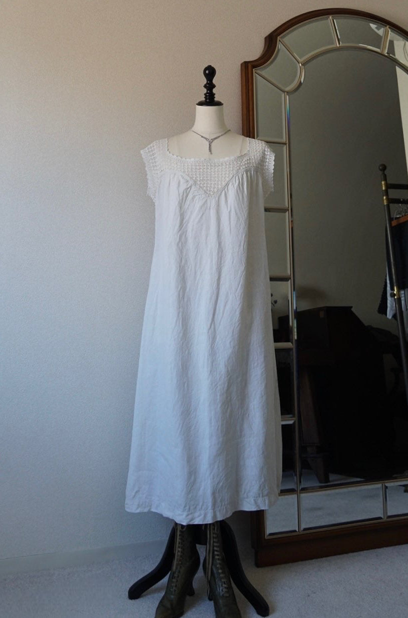 1920's Linnen Crochet Lace Nighty