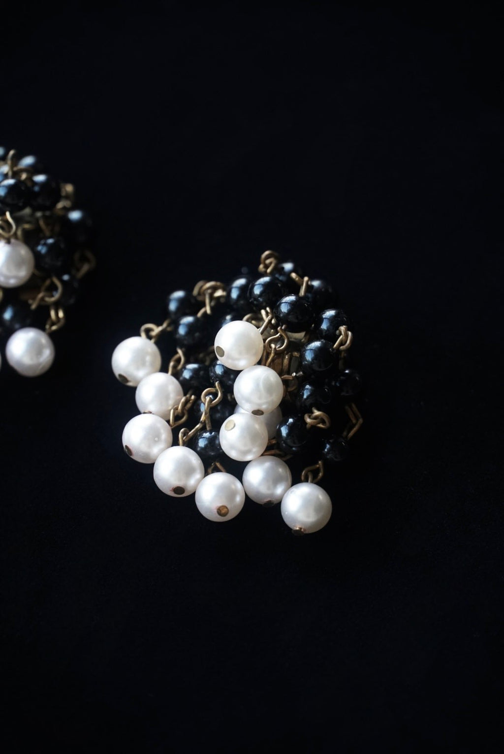 Vintage Black×White Swaying Pearls Earrings