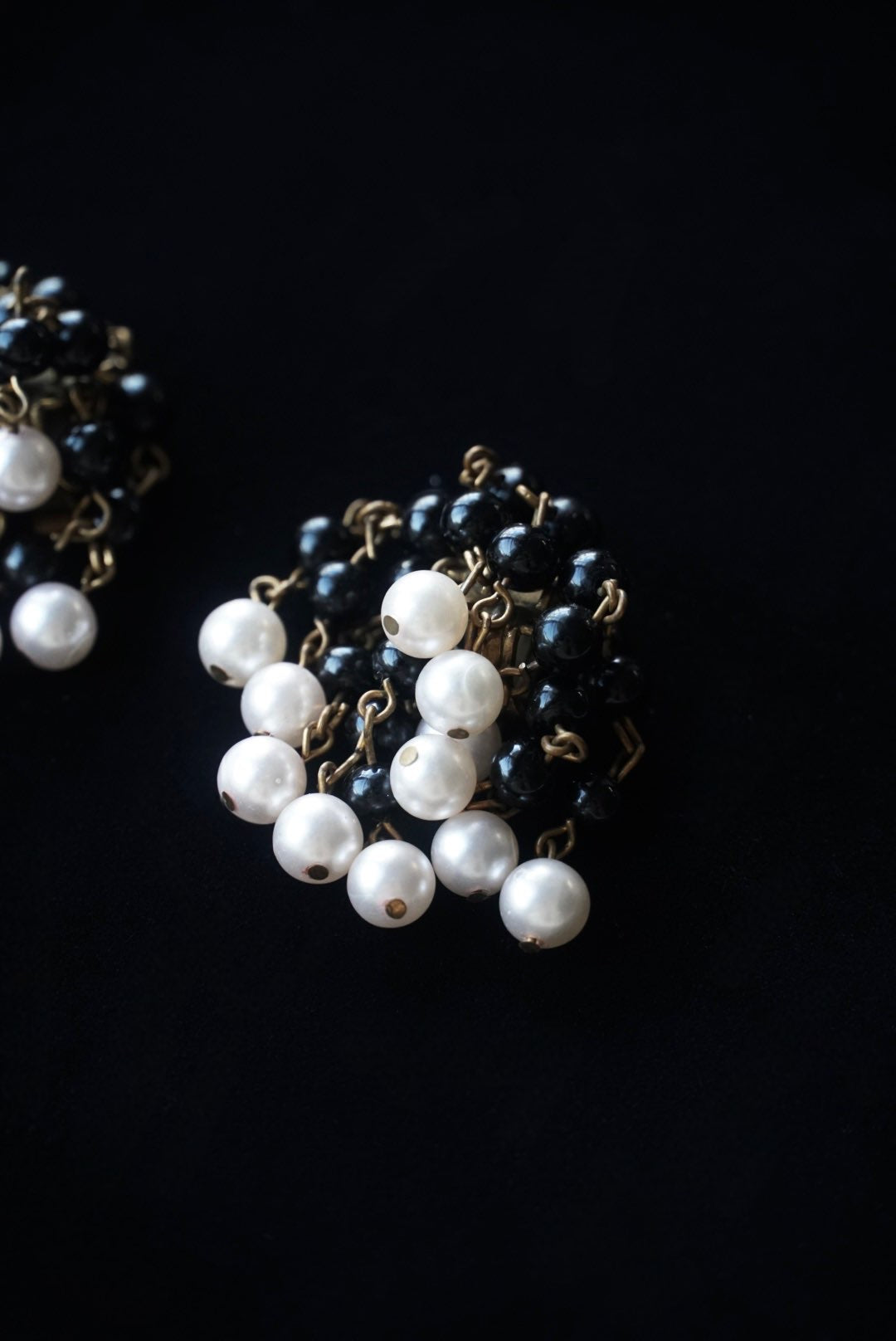 Vintage Black×White Swaying Pearls Earrings