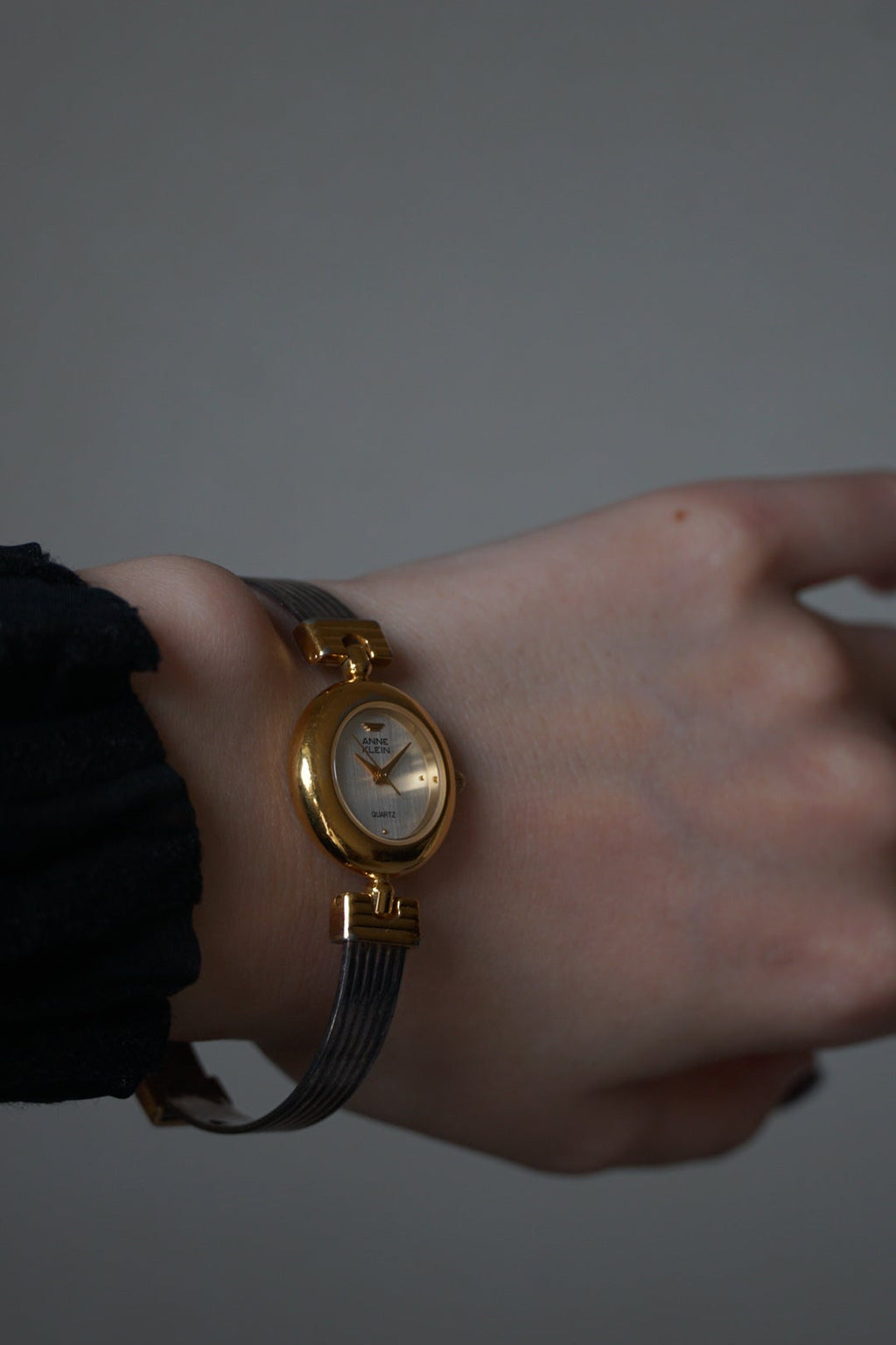 Vintage Quartz Round Gold Watch
