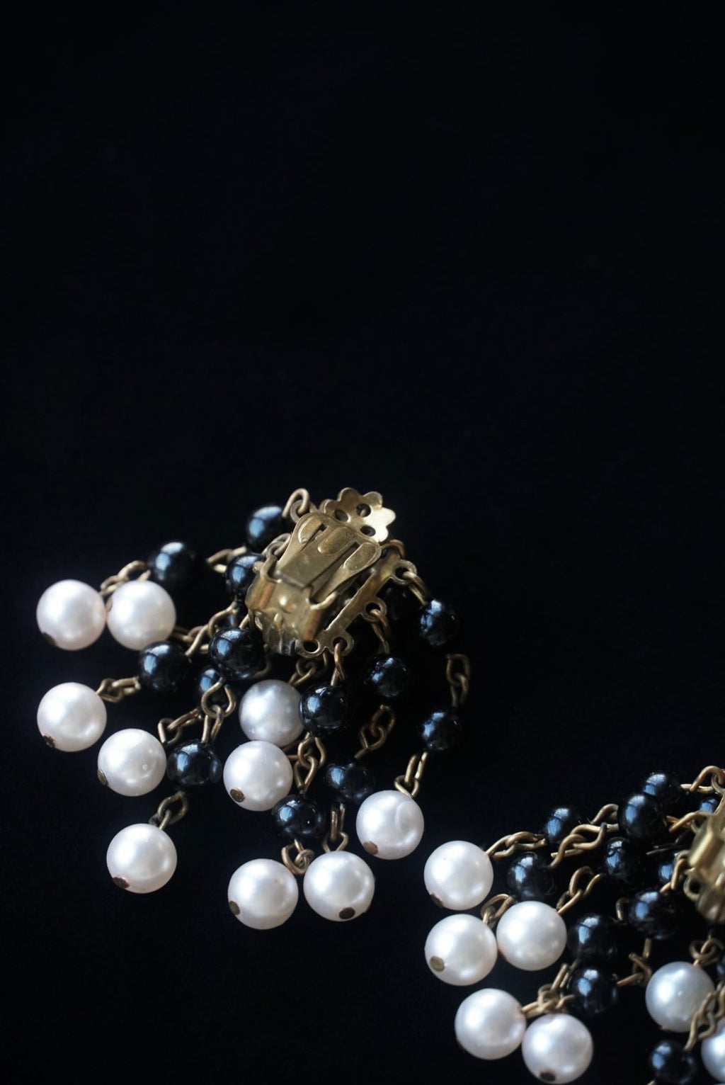Vintage Black×White Swaying Pearls Earrings