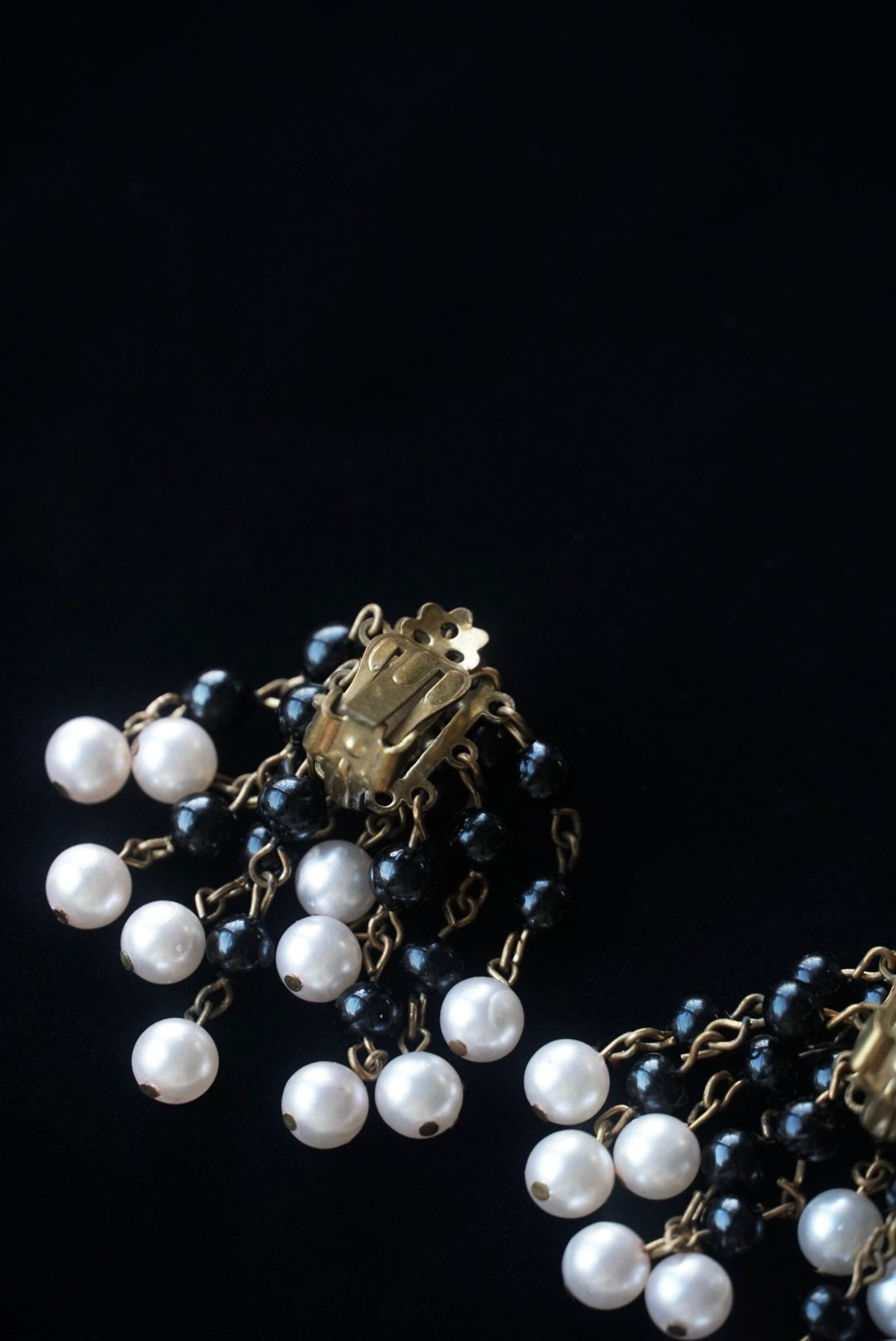 Vintage Black×White Swaying Pearls Earrings
