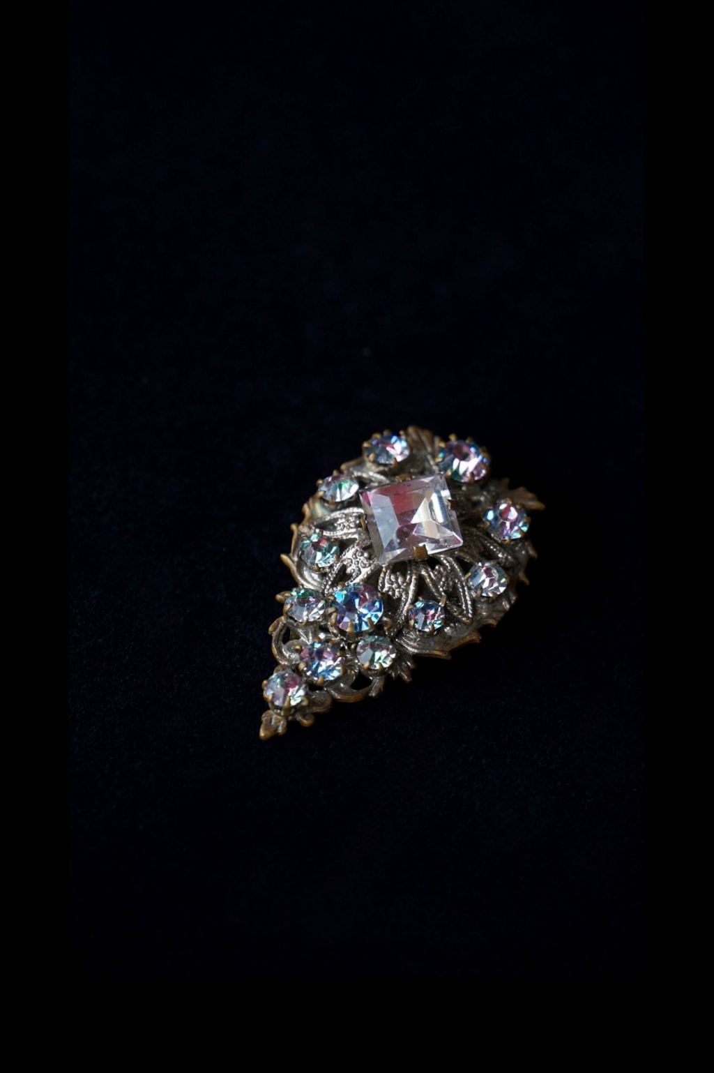 1930's Iris Glass Dress Clip