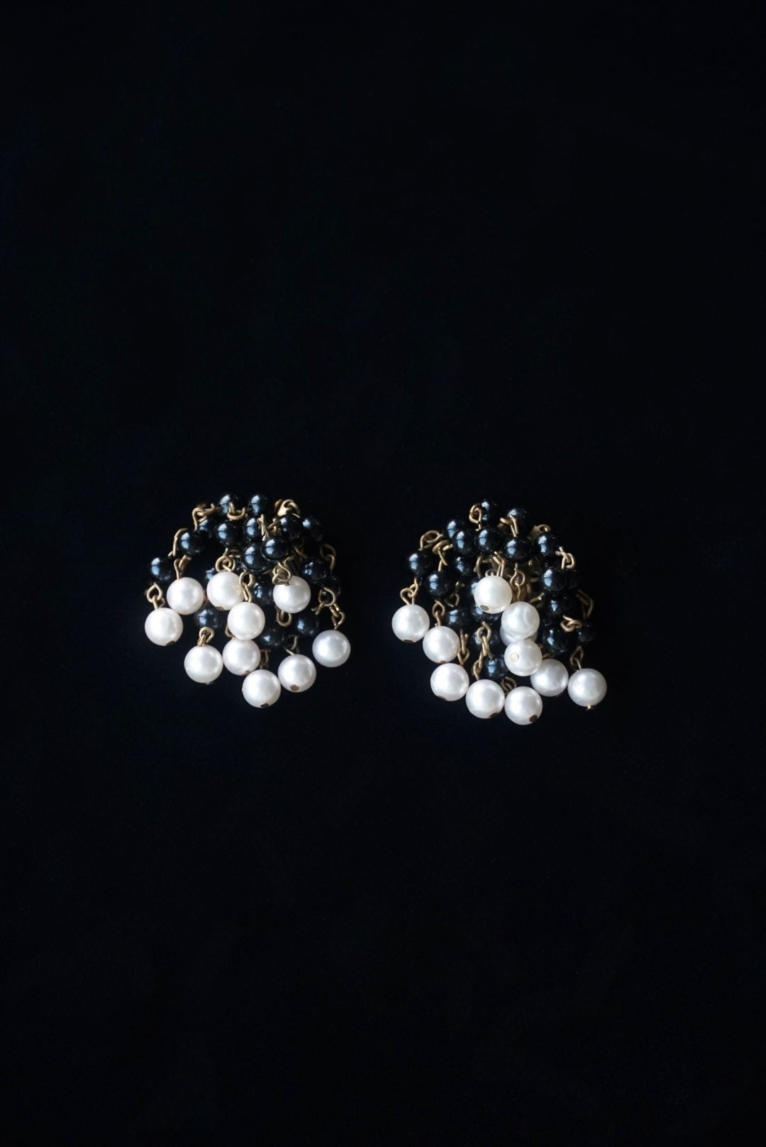 Vintage Black×White Swaying Pearls Earrings