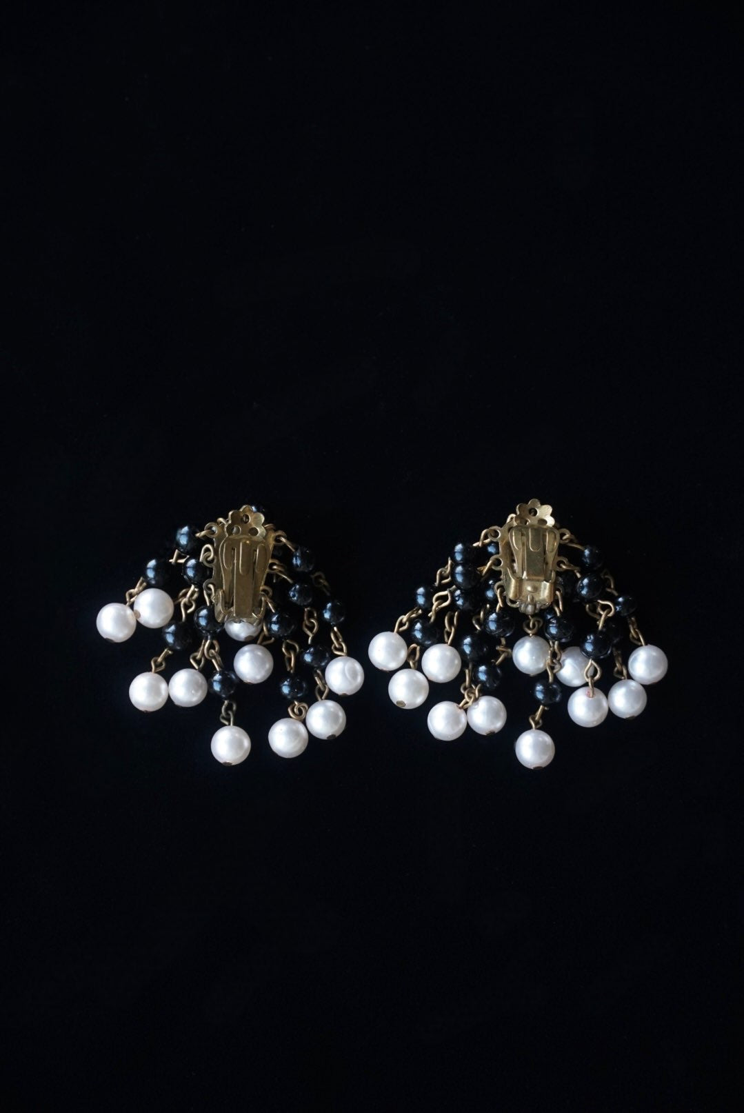 Vintage Black×White Swaying Pearls Earrings